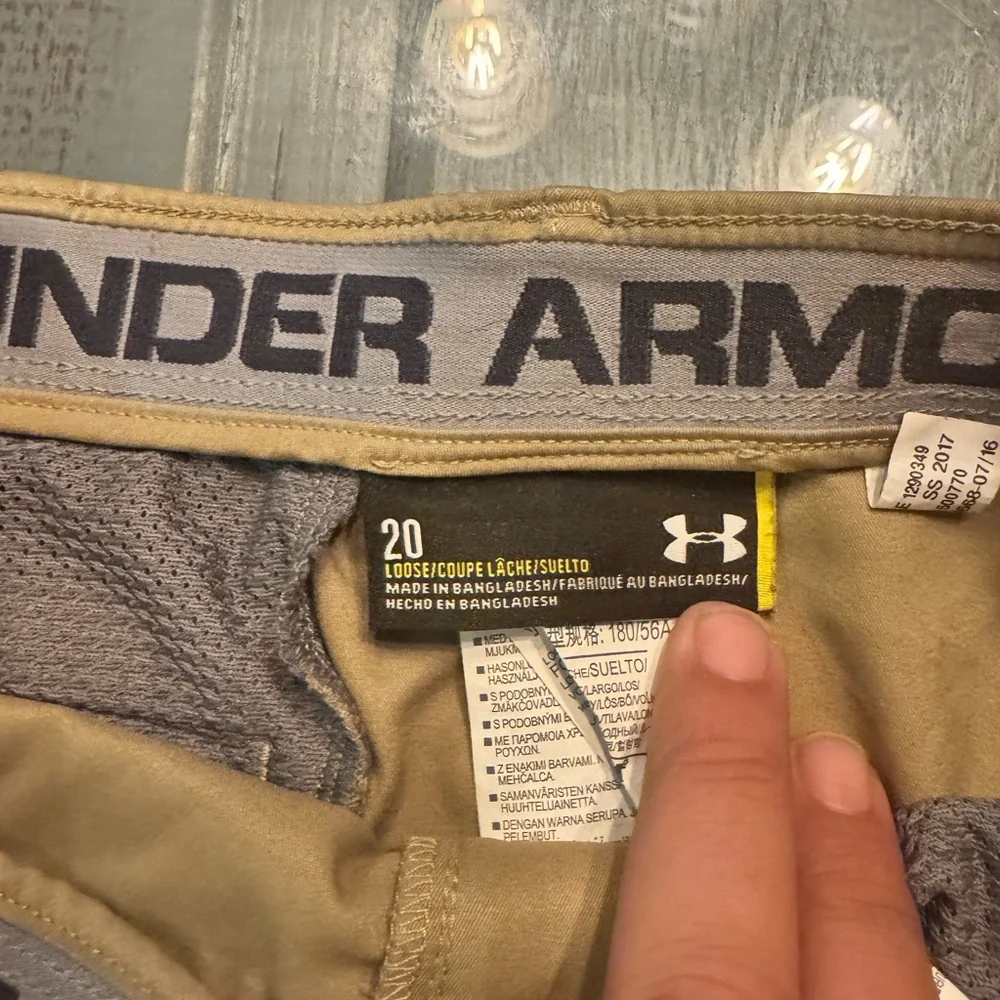 Under‎ Armour Youth Size 20 Loose Shorts Khaki Golf Shorts for Boys